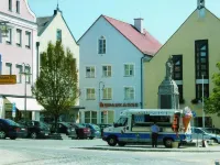 Pension Geno Hotels in der Nähe von Landshut - Blick über den Sausteg zur Martinskirche und Burg Trausnitz