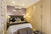 Ezulwini Guest House - Queen Room with Balcony for 2 Guests in Ballito