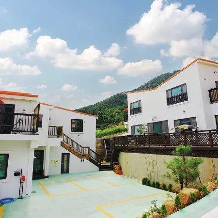Namhae Kranzler Pension Отели рядом с достопримечательностью «Храм Пориам»