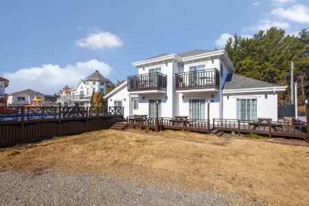 Taean Arong Dalong Pension Отели рядом с достопримечательностью «Ch'ŏngp'odae-haesuyokchang»