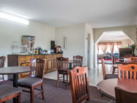 โรดเวย์ อินน์ แมริเอตตา ใกล้ ดอบบินส์ เออาร์บี โรงแรมในมาเรียตตา