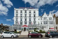 Muthu Westcliff Hotel (Near London Southend Airport) Отели рядом с достопримечательностью «Southend Central Library at The Forum»