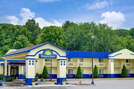 Days Inn by Wyndham Southington Отели рядом с достопримечательностью «Karabin Farms»