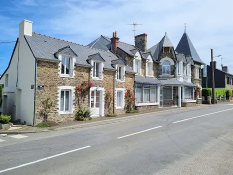 Le Petit Robinson Hotels near Plage du Prieure