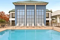 Days Inn & Suites by Wyndham Savannah Midtown - Motels