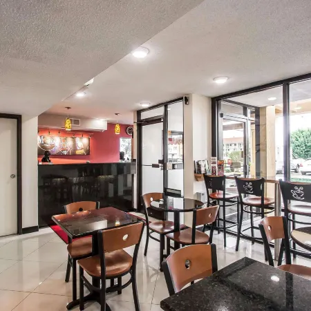 Econo Lodge Inn & Suites Memphis East