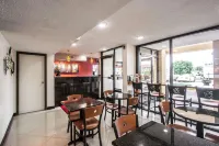 Econo Lodge Inn & Suites Memphis East