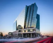DoubleTree by Hilton Edmonton Downtown Hotels in der Nähe von Giant Baseball Bat