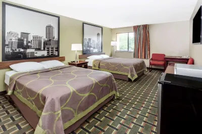 Super 8 by Wyndham Logansport فنادق في Clay Township
