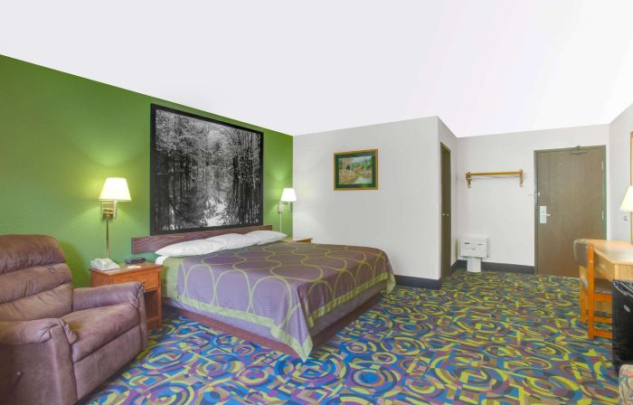 Super 8 by Wyndham Radford VA
