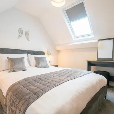 The Queens Arms Apartments Hotels near Calderstones Park