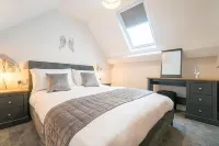 The Queens Arms Apartments Hotels in 