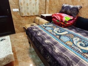 Room in Guest Room - Posh Foreigners Place,Couples Allowed Lajpat Nagar