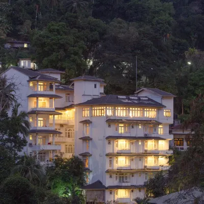 Oak Ray Serene Garden Hotel Отели рядом с достопримечательностью «Музей Шри Далада»