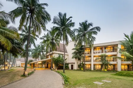 Silver Waves Resort & Spa - Daman Отели рядом с достопримечательностью «Мирасол Лейк Гарден»