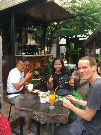 Mali House Отели рядом с достопримечательностью «Wat Wisunalat»