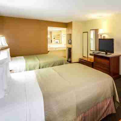 Econo Lodge Inn & Suites Rooms