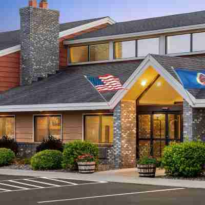 AmericInn by Wyndham Bemidji Hotel Exterior