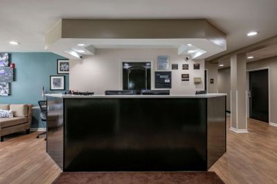 フロントデスク ジャクソンビレ プラザ ホテル & スイーツの写真