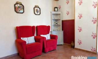 a cozy living room with hardwood floors , a fireplace , and a bookshelf filled with books at Casa Rural Villa de Vera