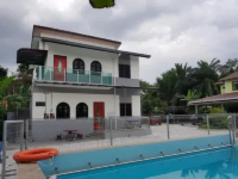 Mri Residence - Homestay in Sg Buloh with Swimming Pool - No Pork&Alcohol Allowed