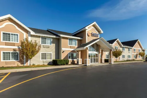 Comfort Inn & Suites Jackson - West Bend Hotels in West Bend