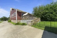 Harbor Delight on the Bay - Private Sandy Beach! 4 Bedroom Home by RedAwning Hotels in Norfolk