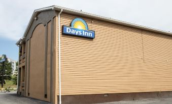 Days Inn by Wyndham Fairmont