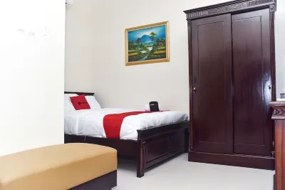 RedDoorz Syariah Near Gelora Delta Sidoarjo 2 Hotels near UD Lestari Gordyn,ibu Li＇ami