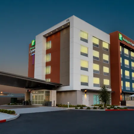 Holiday Inn Express & Suites LAS VEGAS - E TROPICANA by IHG Отели рядом с достопримечательностью «Арена «Томас-энд-Мак Центр»»