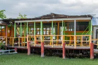 Deano's Cottages Hoteles cerca de Deano's Cafè: Pelican bar tour offered here