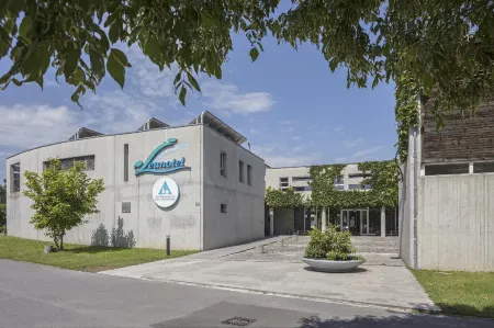 Lausanne Youth Hostel Jeunotel Отели в г. Ренан