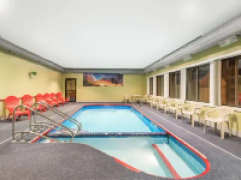 Days Inn & Suites by Wyndham Youngstown / Girard Ohio Hotels in Trumbull County