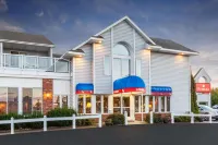 Ramada by Wyndham Mackinaw City Waterfront - Strand