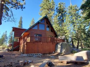 Awesome Cabin with A View! 3 Bedroom Cabin by Redawning