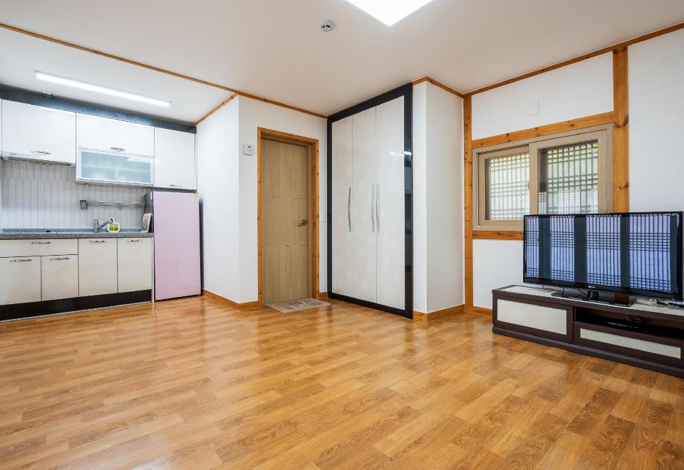 대티골황토방의 정갈한 침구와 실내 디자인