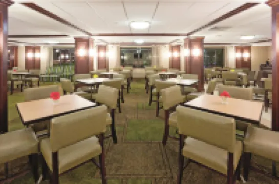 La Quinta Inn & Suites by Wyndham Milwaukee Bayshore Area