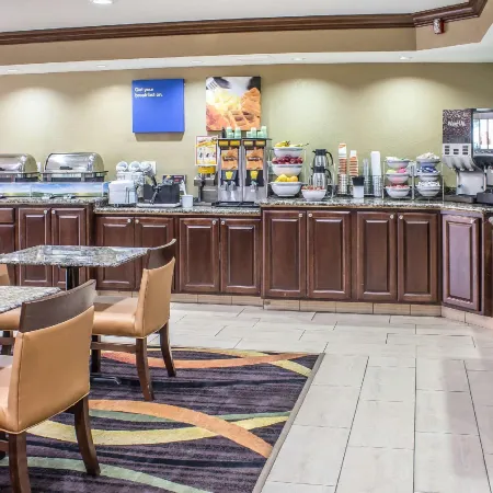 Comfort Inn & Suites Cedar Rapids North - Collins Road