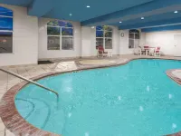 Wingate by Wyndham Savannah Gateway - Swimmingpools
