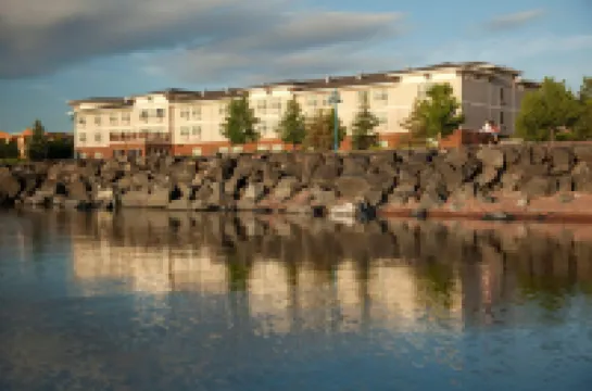 德盧斯運河公園歡朋酒店