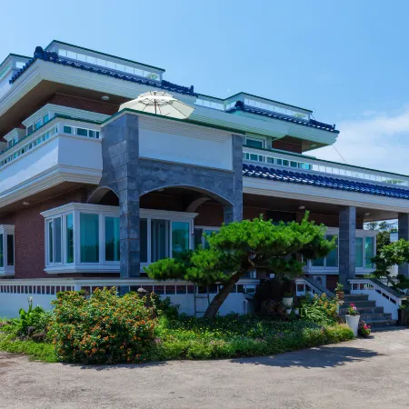 Jeju Samdalbada Hyang Отели рядом с достопримечательностью «Тематический парк Sunrise Lands»
