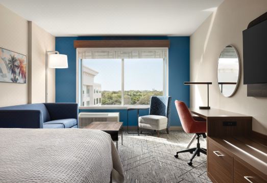 3. 홀리데이 인 익..