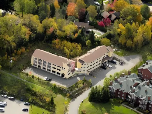 Hotel and Suites les Laurentides - Parkplatz
