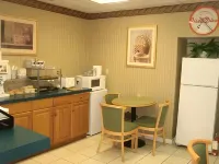 Howard Johnson by Wyndham Lenox - breakfast
