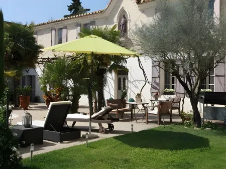 Le Domaine de la Fosse Отели рядом с достопримечательностью «Abbatiale de Saint Gilles»