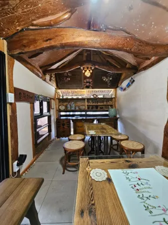 Andong Jangsugol B&B Отели рядом с достопримечательностью «Dosanseowon Confucian School»