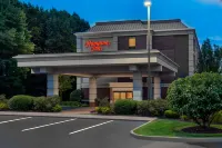 Hampton Inn Hartford-Airport - parking
