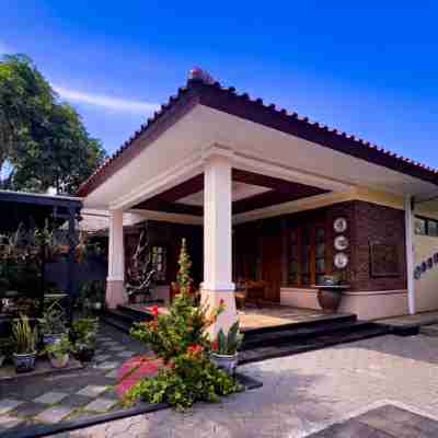 Ndalem Bu Fit Villa Hotel Exterior