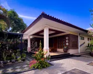 Ndalem Bu Fit Villa Hotel dekat Green Terrace TMII