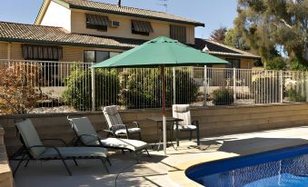 Hilltops Retreat Motor Inn